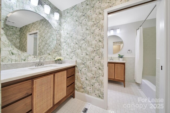 Building Photo - 3222 Clark St