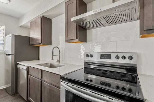 Building Photo - 2810 Dorchester Dr