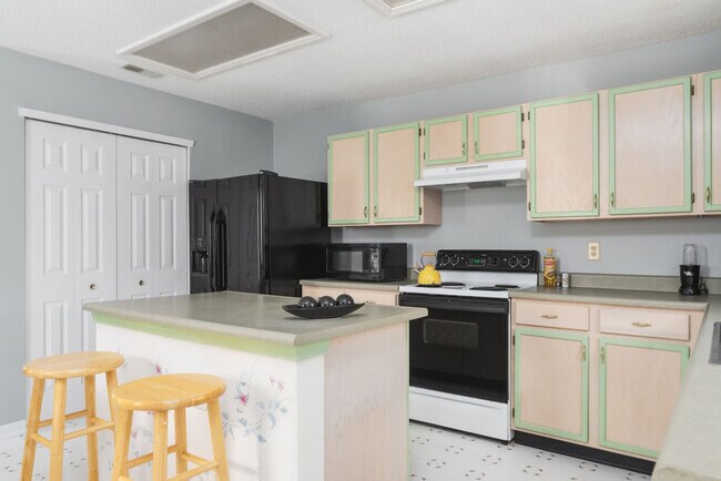 Building Photo - 2135 Shadowbrook Dr