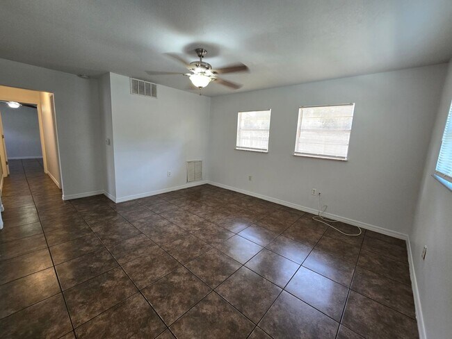 Building Photo - 2147 Dodge Ave