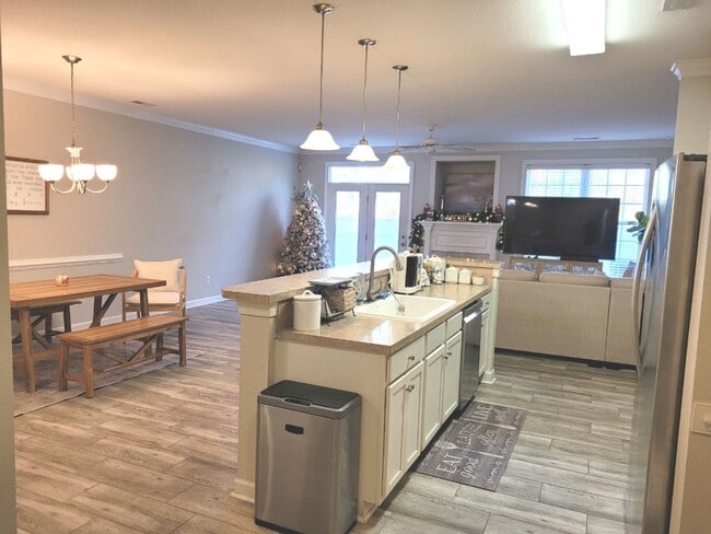 Building Photo - Gorgeous Townhome-Style Condo in Virginia Beach!