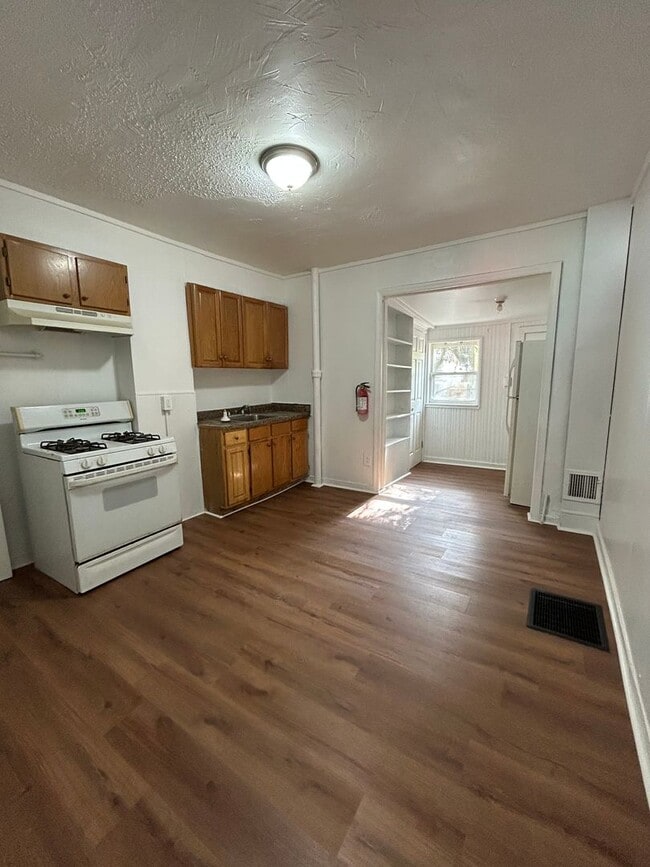 Building Photo - 2 bed 1 bath freshly renovated