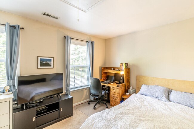 Building Photo - 1463 Glenside Green - River Run Townhome!