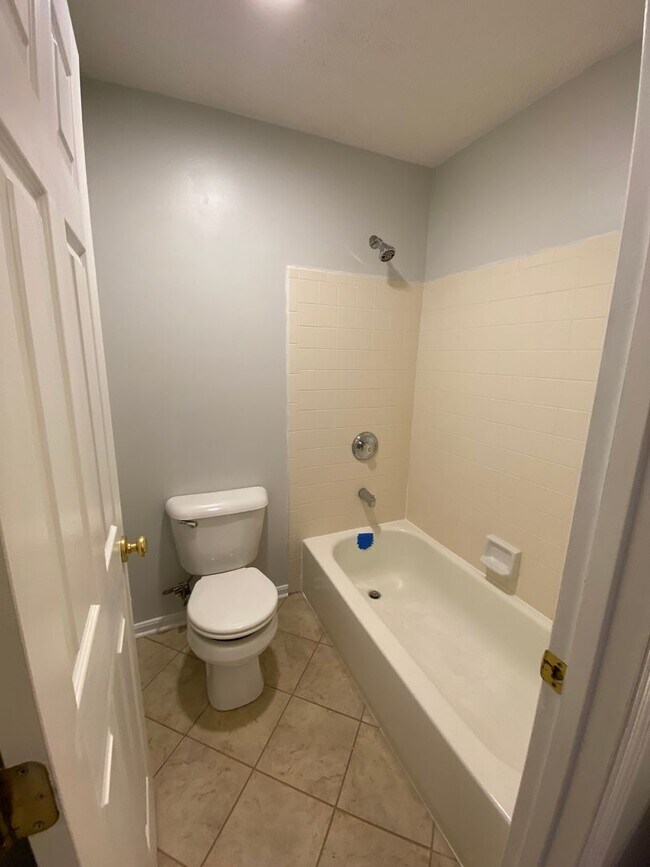 Building Photo - Spacious 4-Bedroom  home for Rent in Fairb...