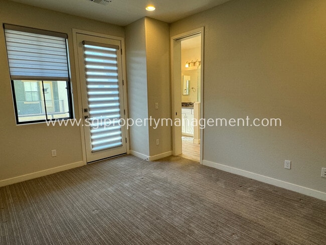 Building Photo - Luxurious Biltmore Townhome