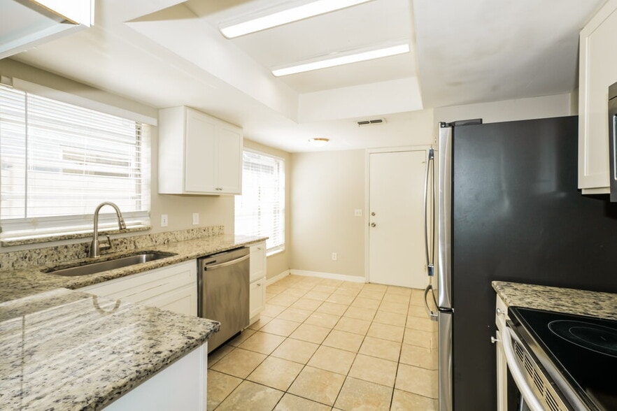 Building Photo - 1670 Palm Leaf Dr