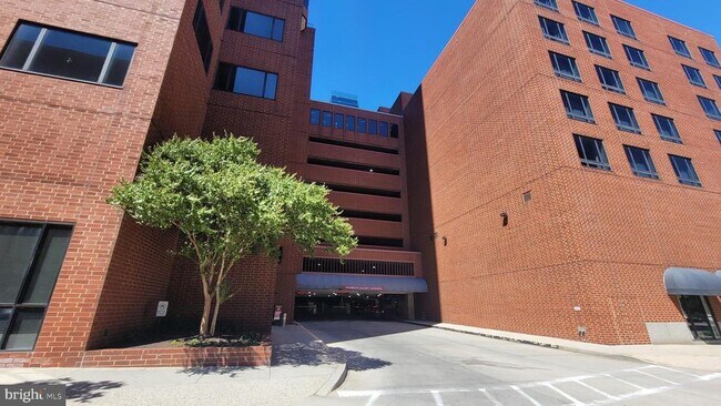 Building Photo - 10 E Lee St