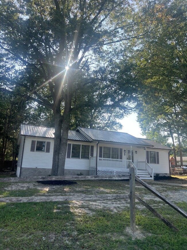 Building Photo - **MOVE-IN SPECIAL** $500 Off of 1st Month's Rent  Charming 3-Bed, 2-Bath Home in Prime Spotsylvan...