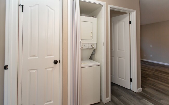 Building Photo - Sleek and Stylish 2 Bedroom Condo in Encin...