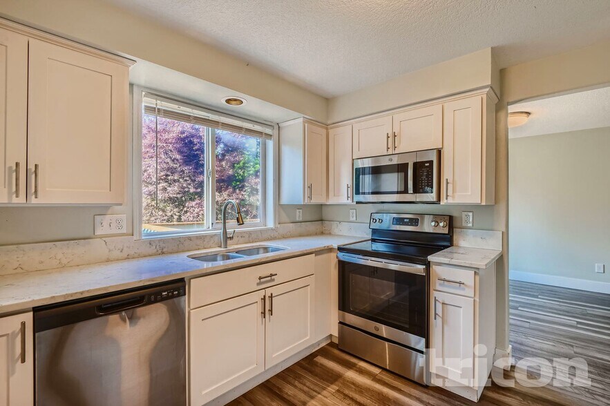 Building Photo - 13911 SE Alimaria Dr