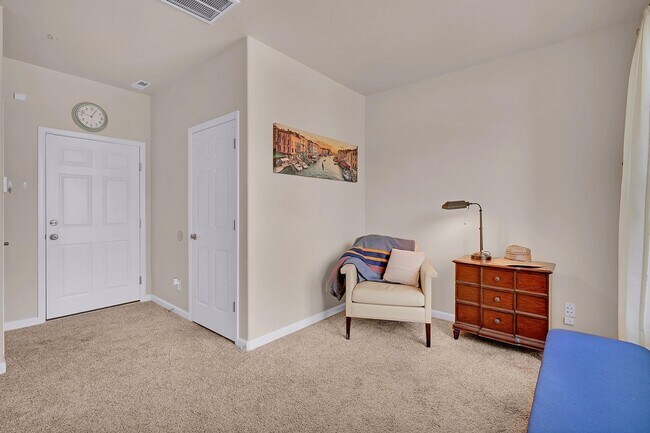 Building Photo - Immaculate 3 Bedroom Townhome Near Downtown COS