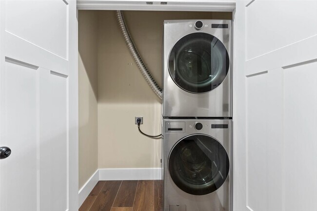 Building Photo - 5424 Delmar Ct