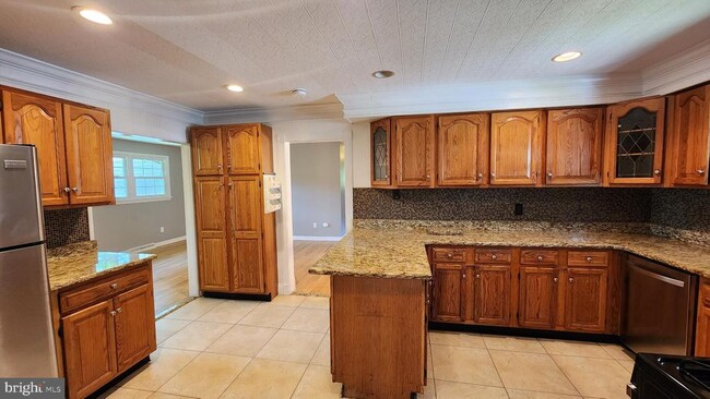 Building Photo - 318 Oakwood Ave