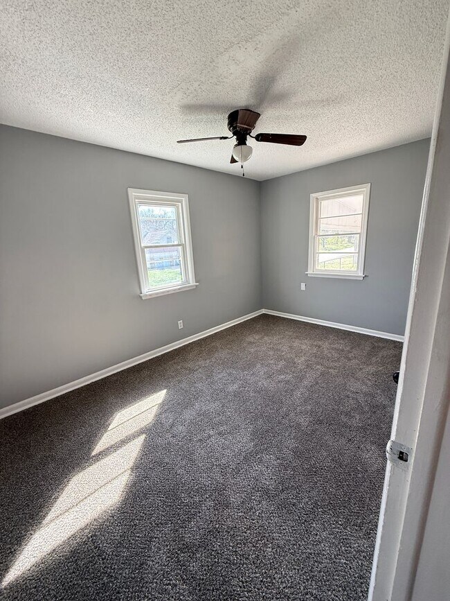 Building Photo - 4 bedroom/1 bath/detached storage building