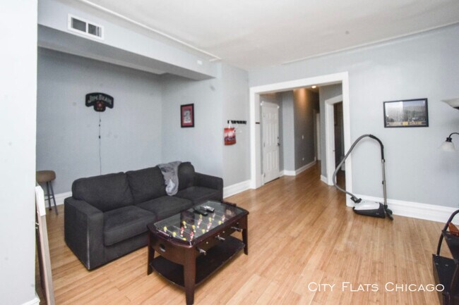 Building Photo - 950 W Addison St