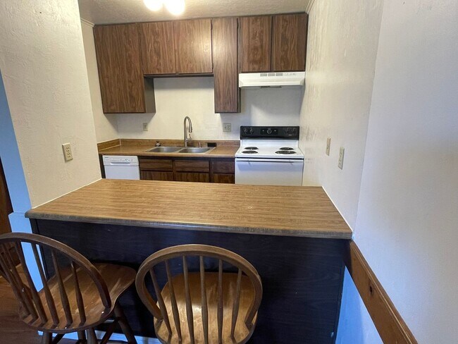 Building Photo - 872 Tanager St