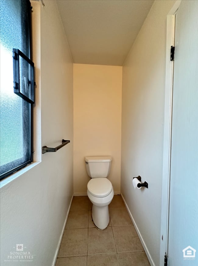 Building Photo - Charming 2 Bedroom Townhouse – Prime Location, Available Now!