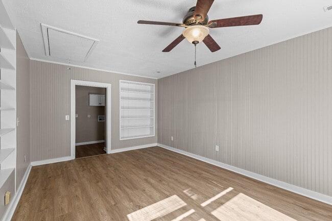 Building Photo - 100 English Rd