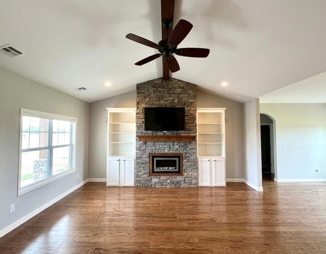 Building Photo - Executive Style Home in Grand Mere