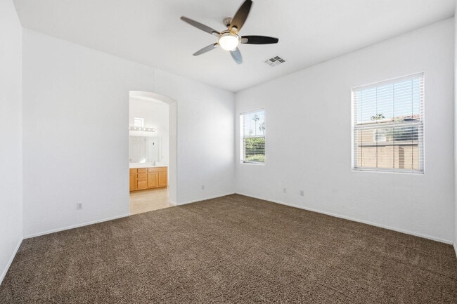 Building Photo - 906 E Sheffield Ave