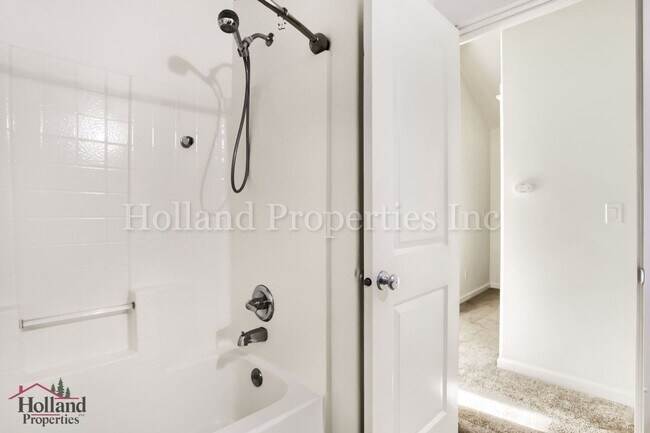 Building Photo - 16028 SW Gage Ln