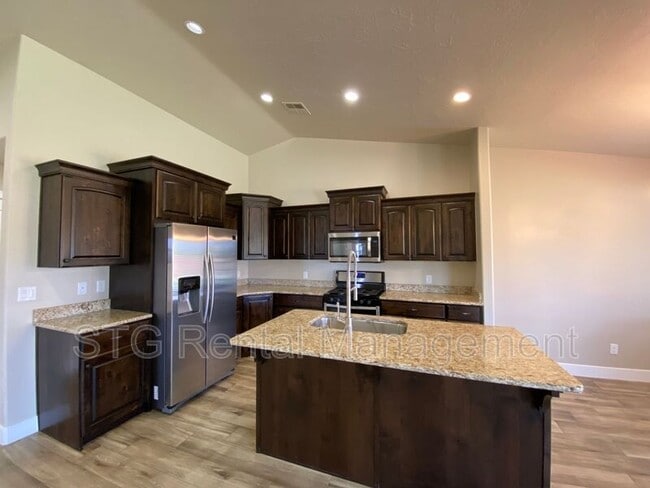 Building Photo - 758 N 300 W