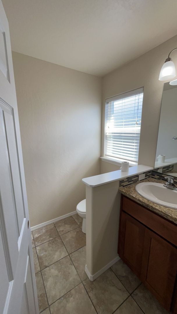Building Photo - 3 Bedroom 2 Bath Home