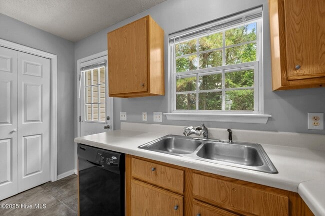 Building Photo - 1087 W Pueblo Dr