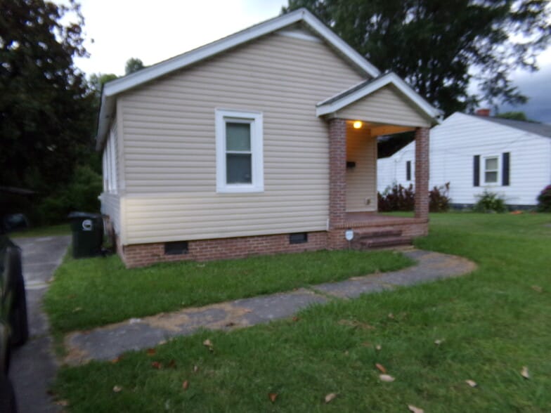 Primary Photo - 704 Dewitt St