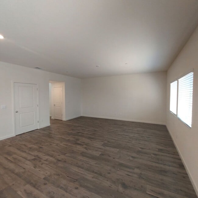 Building Photo - Newer 4 Bedroom, 2.5 bath home in West Roseville/DR Horton Built!