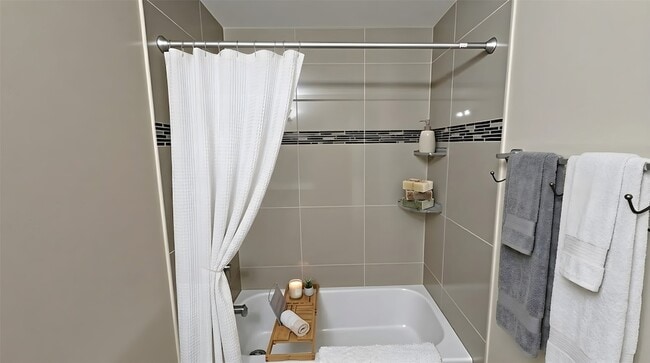 Building Photo - 7400 Bellerive Dr
