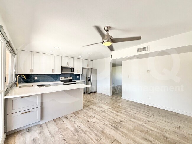 Building Photo - 2113 E Dunbar Dr