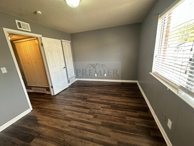 Building Photo - Updated 1 bed / 1 bath apartment - 60 West...