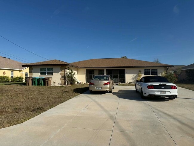 Building Photo - 605/607 SE 13th Ter