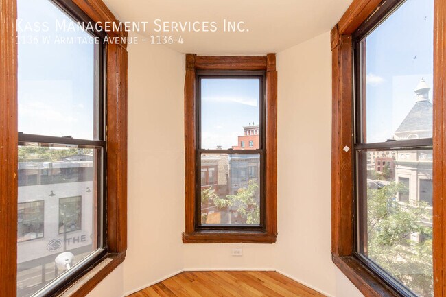 Building Photo - 1136 W Armitage Ave