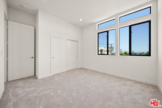 Building Photo - 1204 N Orange Grove Ave