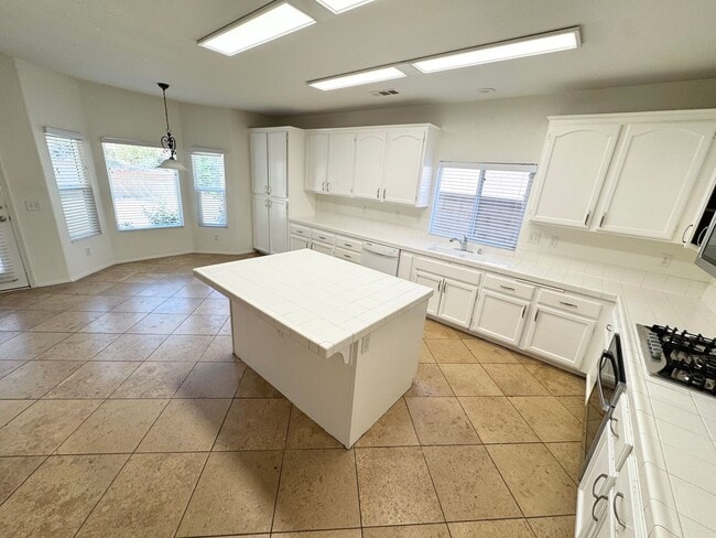 Building Photo - Spacious 6 bedroom home in West Palmdale