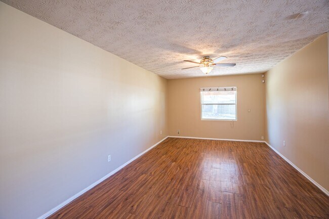 Building Photo - Great Rental in Heritage South!