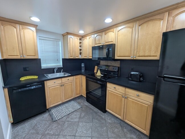 Building Photo - 740 E Ocean Ave