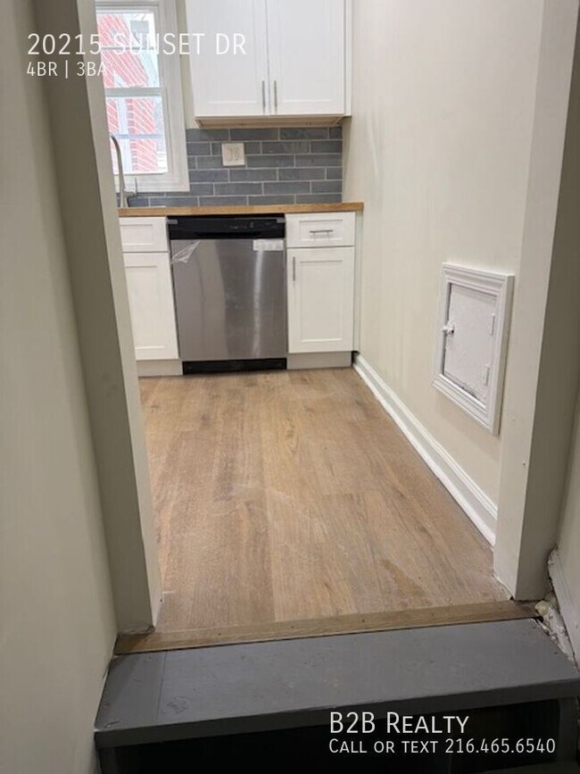 Building Photo - 20215 Sunset Dr