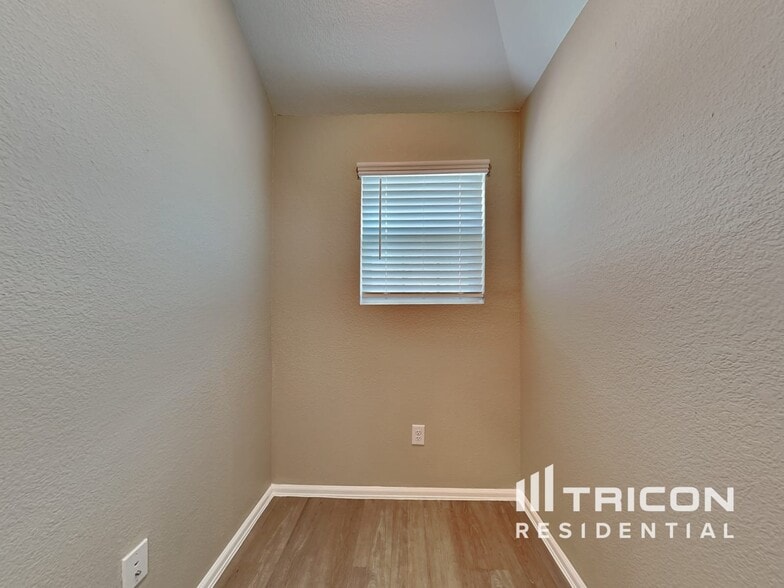 Building Photo - 10487 Pineland Dr