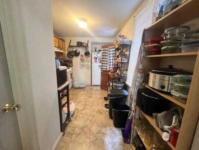 Building Photo - 2-bedroom, 1.5-bathroom home located in th...