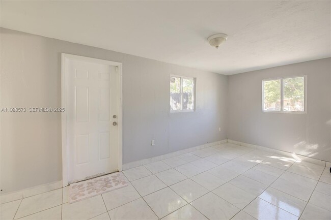 Building Photo - 3510 SW 39th St