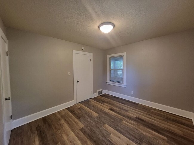 Building Photo - 2 Bedroom, 1 Bathroom home!