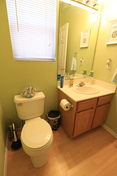 Main Floor bathroom - 14343 S Bridgefield Dr