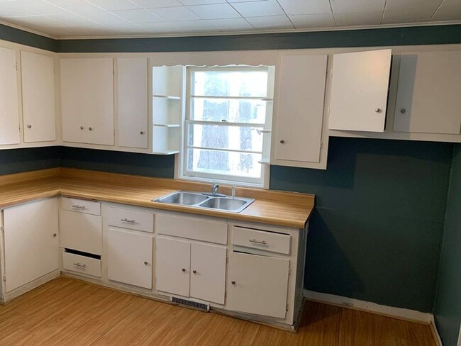 Building Photo - 3 bedroom home