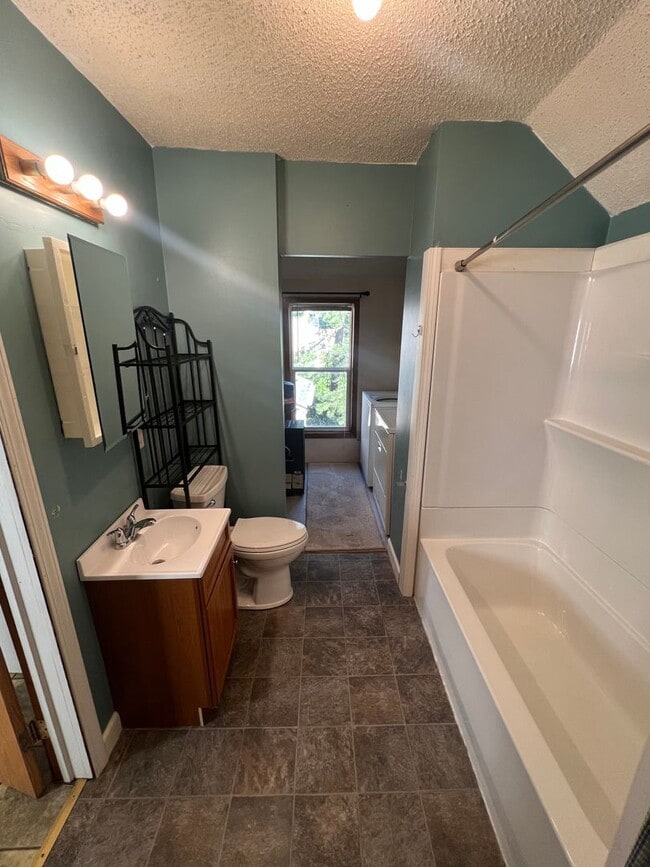 Building Photo - Upper Level 2 Bedroom Apartment - AVAILABLE JUNE