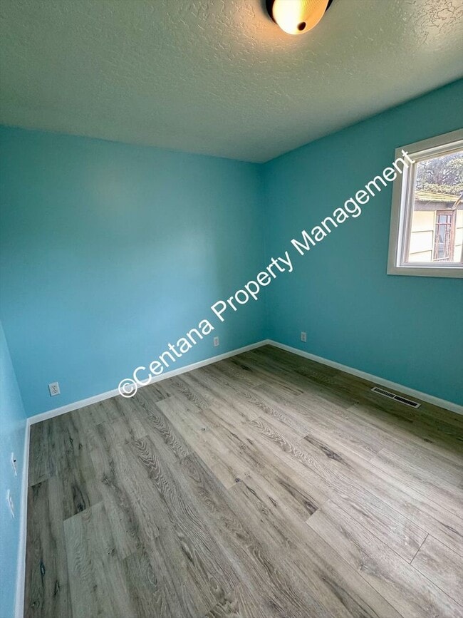 Building Photo - 2 Bedroom 1 Bath Home