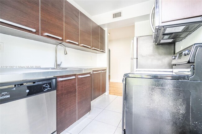 Building Photo - 1007 Bay Dr