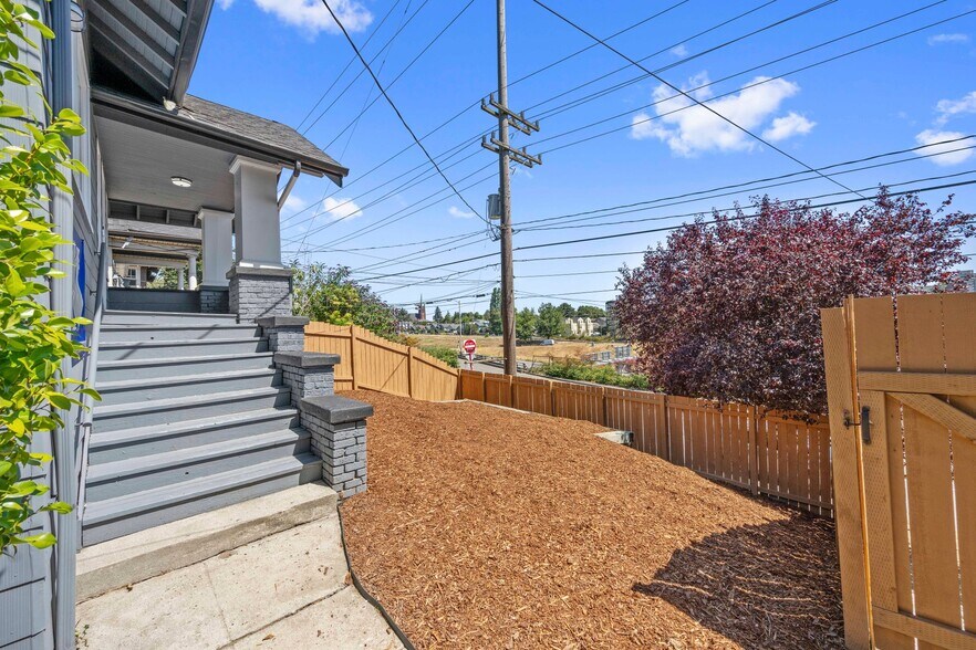 Building Photo - 4525 5th Ave NE